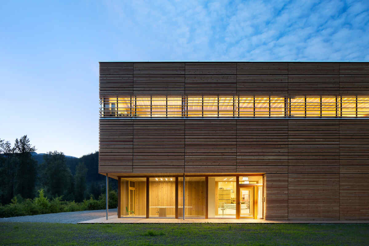 BC Passive House Factory / Hemsworth Architecture / Photo credit: Ema Peter, 2014 a modern passive house factory